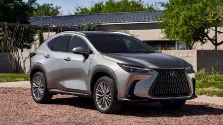 Vue du quart avant du Lexus NX 350h 2025