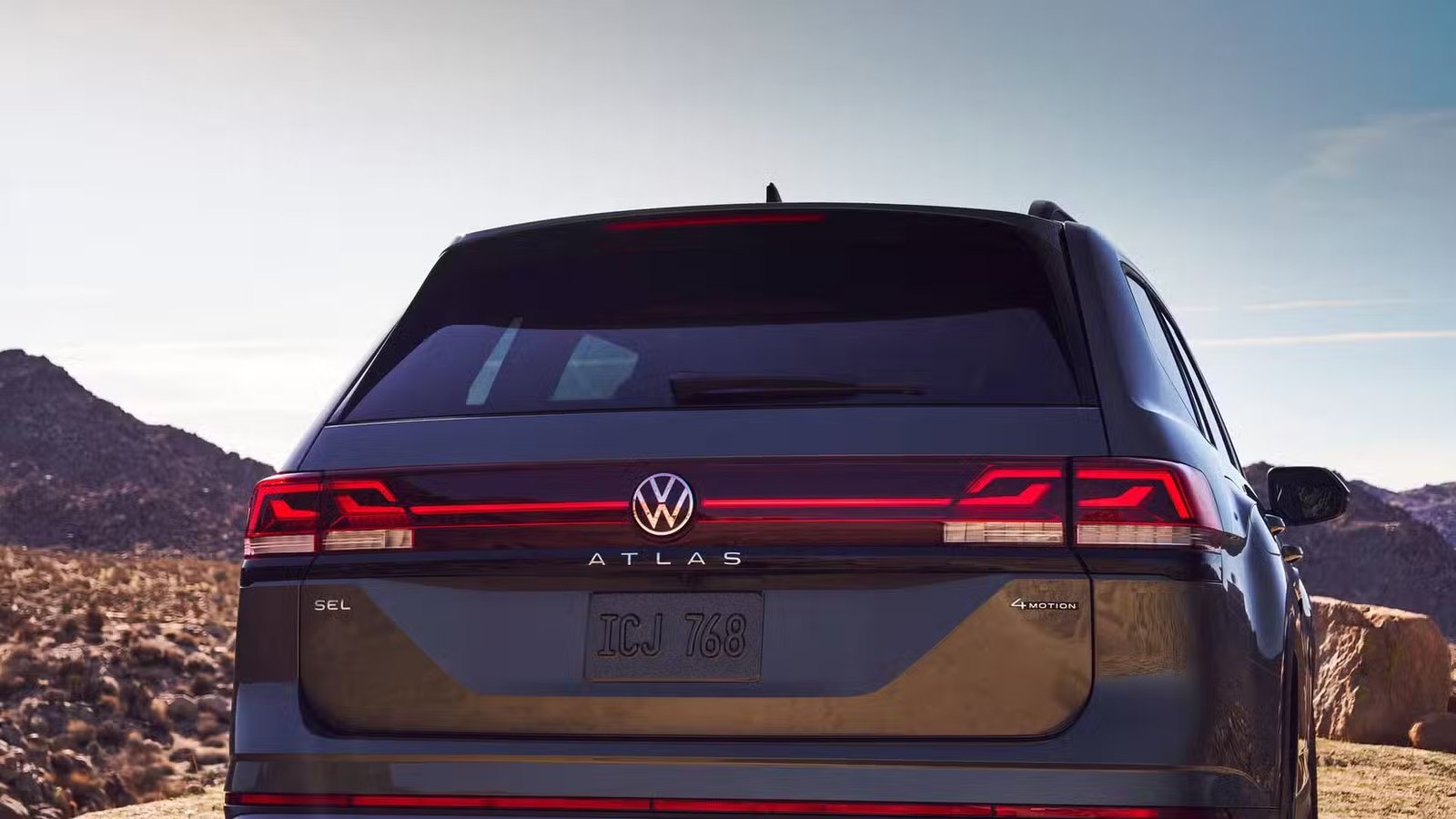 Vue détaillée extérieure du Volkswagen Atlas 2026 du coffre en vert en stationnement