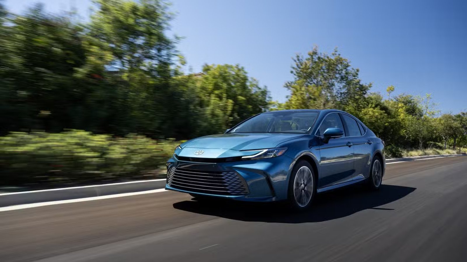 Plan d'action 3/4 avant d'une Toyota Camry 2025