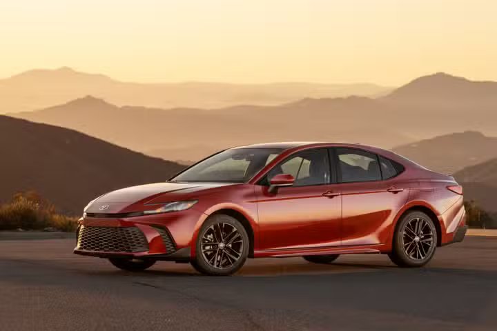 Photo de profil latérale statique d'une Toyota Camry SE AWD 2026 rouge.