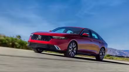 Plan d'action 3/4 avant d'une Honda Accord 2023