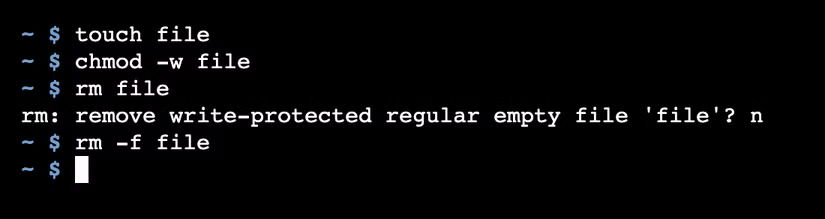 La commande Linux rm avec l'option -f forçant la suppression d'un fichier.