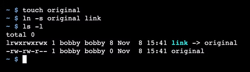 La commande Linux ln crée un lien qui ls confirme.