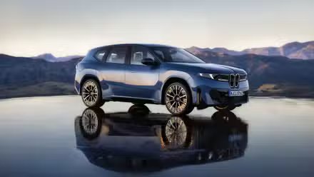 Plan 3/4 avant d'une BMW iX3 2026
