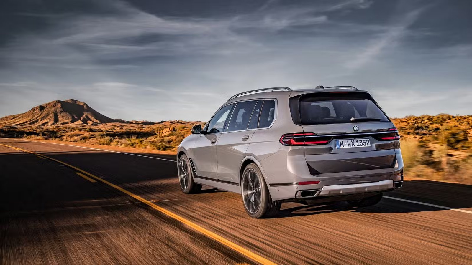 Photo d'action de trois quarts arrière du BMW X7 2026