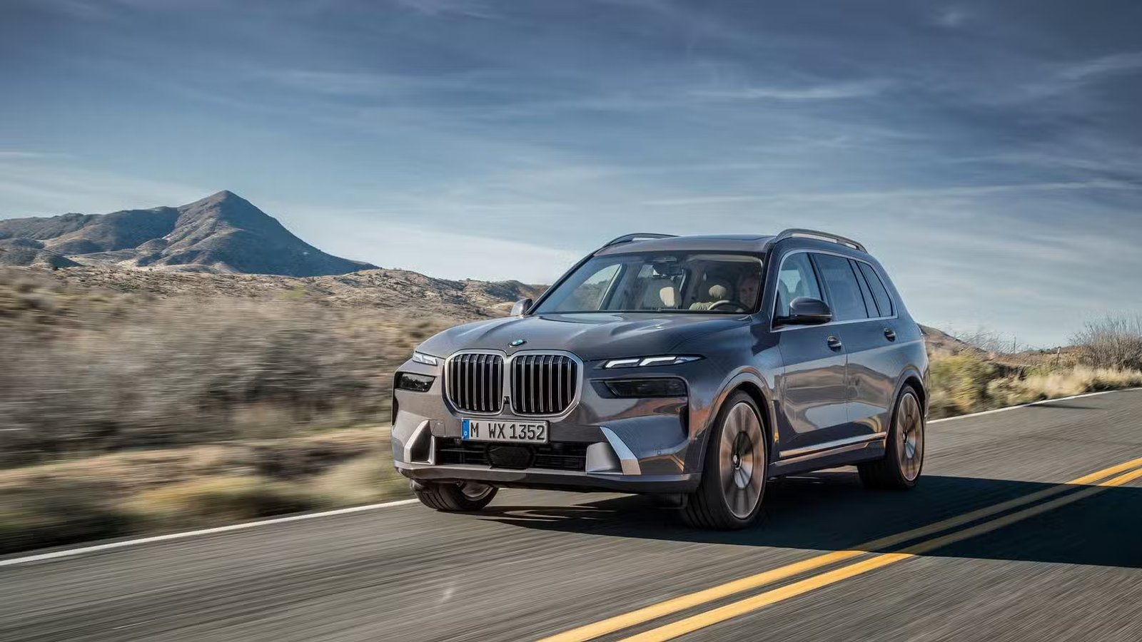 Photo d'action de trois quarts avant du BMW X7 2026