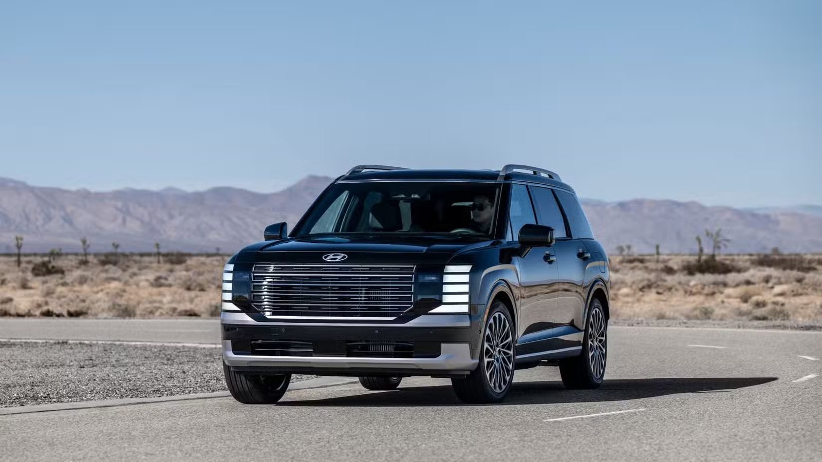 Prise de vue dynamique 3/4 avant d'une calligraphie hybride Hyundai Palisade 2026.