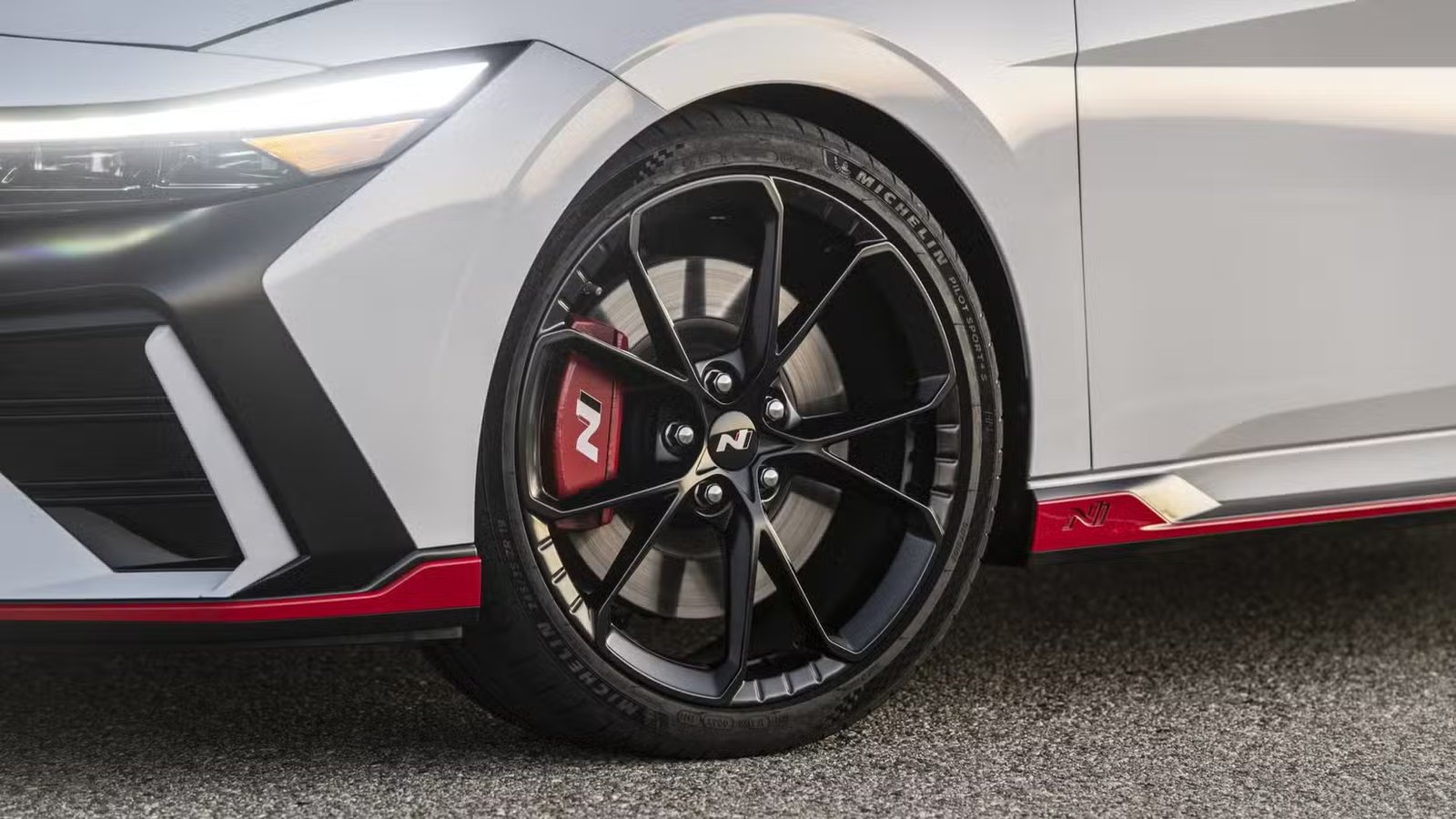 Gros plan des roues d’une Hyundai Elantra N 2025
