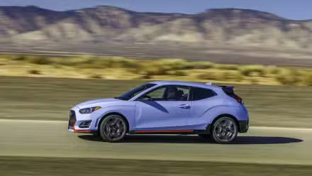 Photo d'action de profil latéral d'une Hyundai Veloster N 2019
