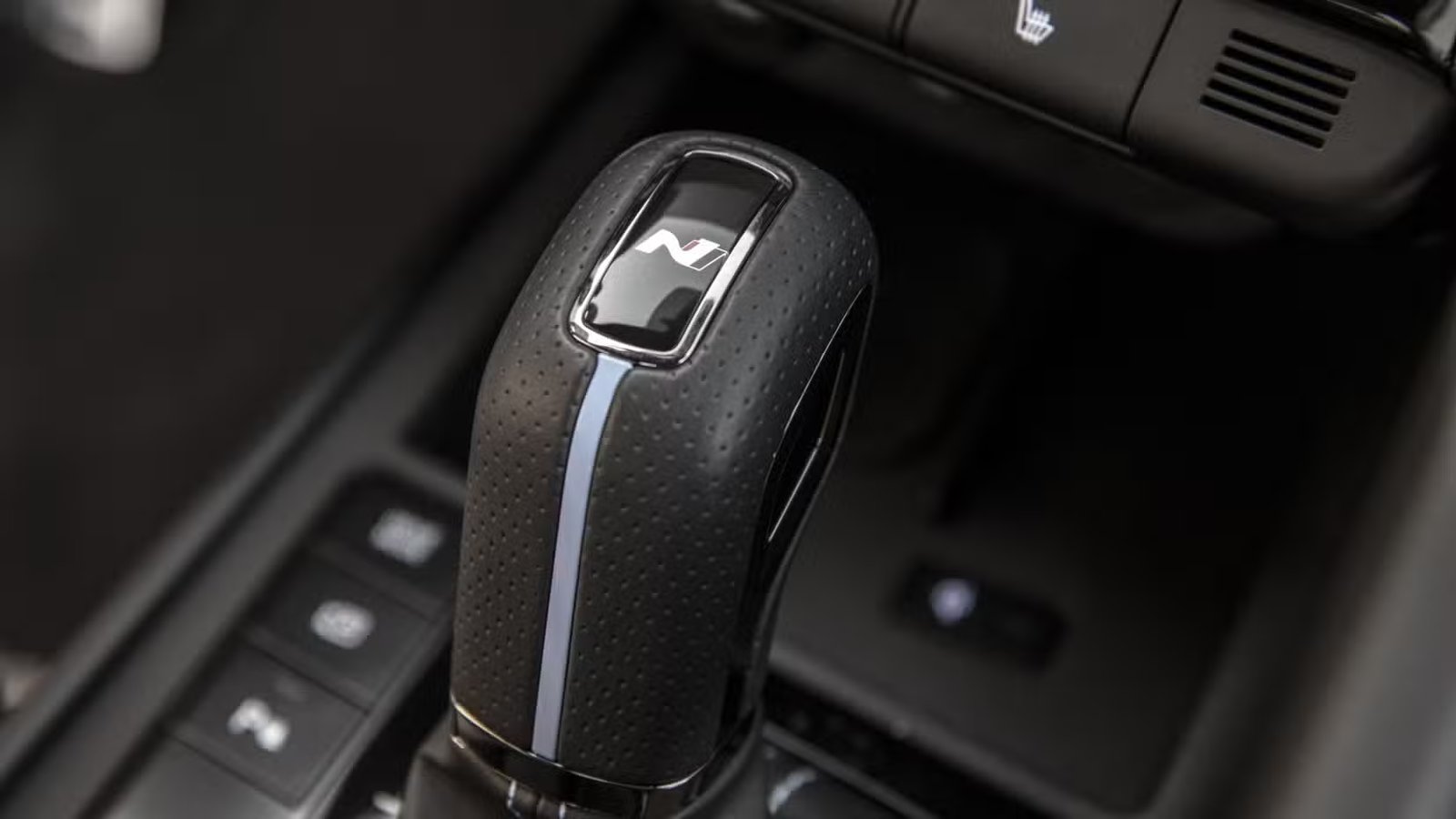 Gros plan du levier de vitesses dans une Hyundai Elantra N 2025
