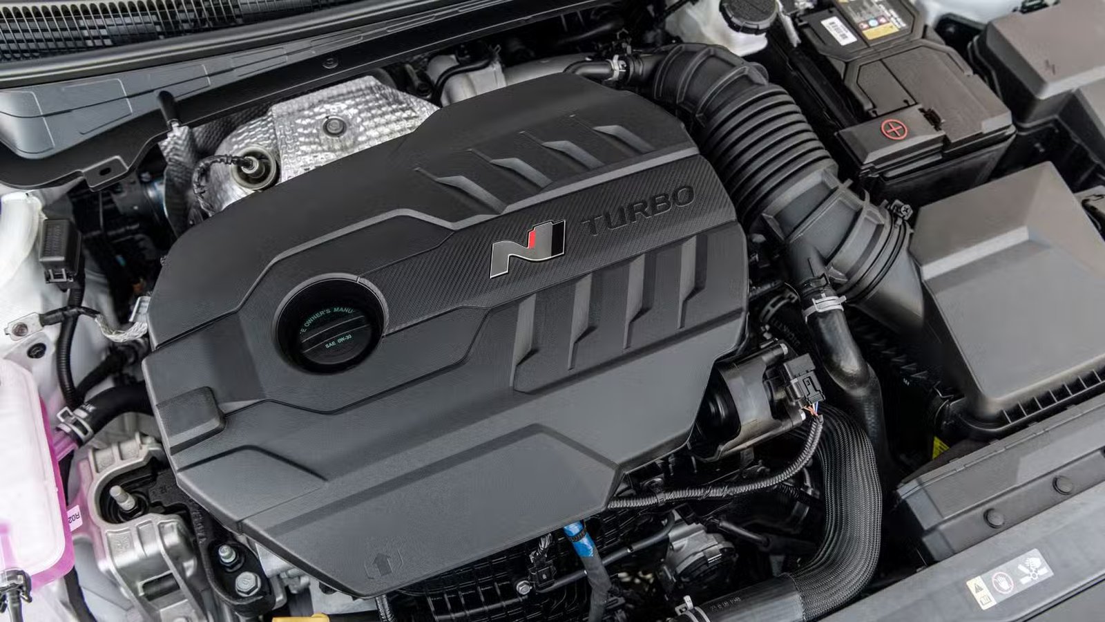 Prise de vue sous le capot d’une Hyundai Elantra N 7e génération (CN7) Facelift 2024-2025.