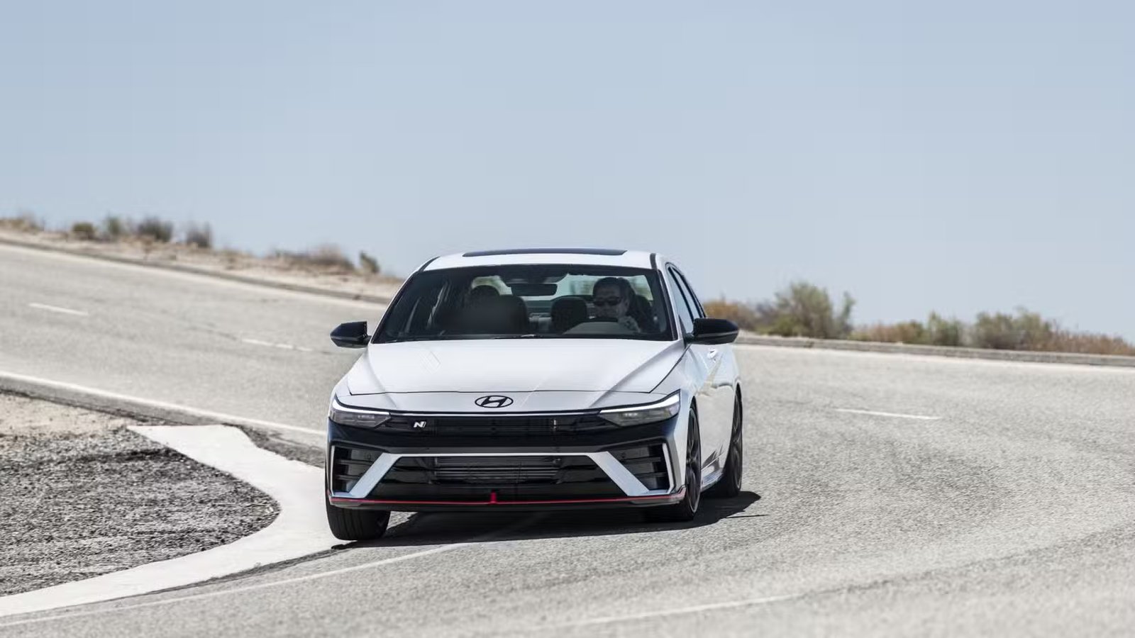 Photo d'action frontale d'une Hyundai Elantra N 2025