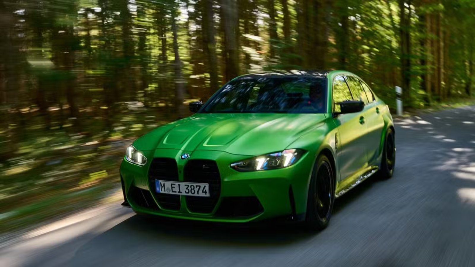 Plan dynamique 3/4 avant d'une berline BMW M3 2025 verte.