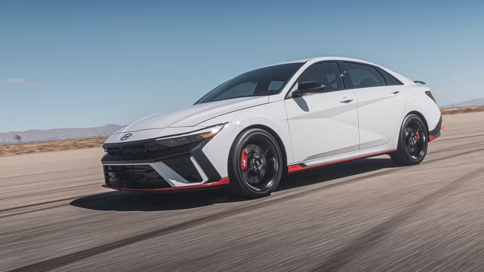 Plan d'action 3/4 avant d'une Hyundai Elantra N 2024