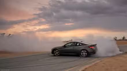 Plan d'action latéral d'une Hyundai Genesis Coupé 2013 en train de dériver