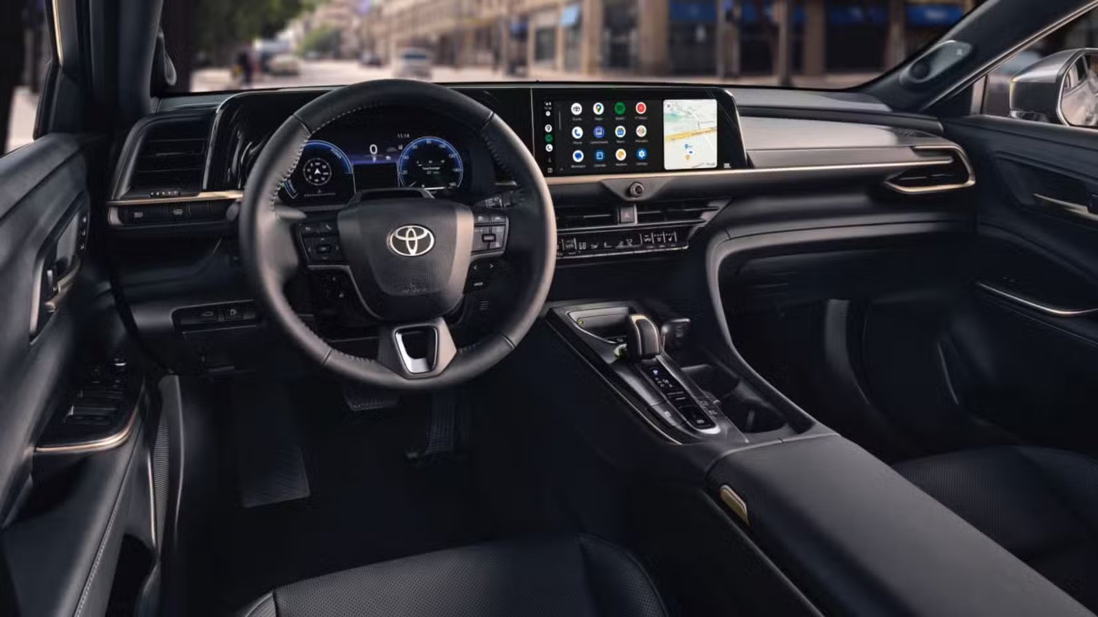 Prise de vue à l'intérieur de l'habitacle d'une Toyota Crown 2026, montrant les sièges avant, le volant et l'écran d'infodivertissement.