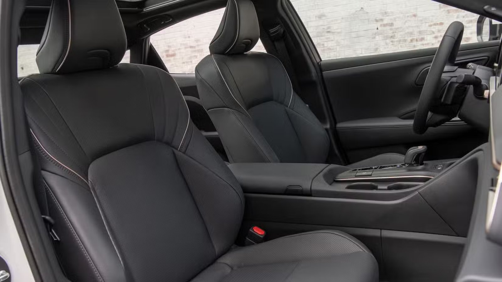Gros plan de l’intérieur en cuir de l’habitacle d’une Toyota Crown Platinum 2023.