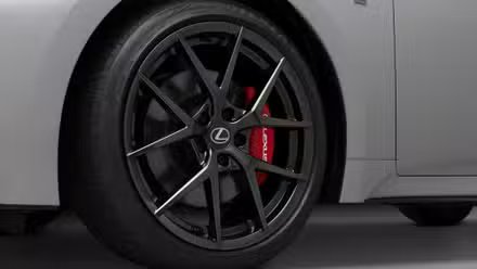 Gros plan de la jante en alliage sur une Lexus IS 350 2026 grise.