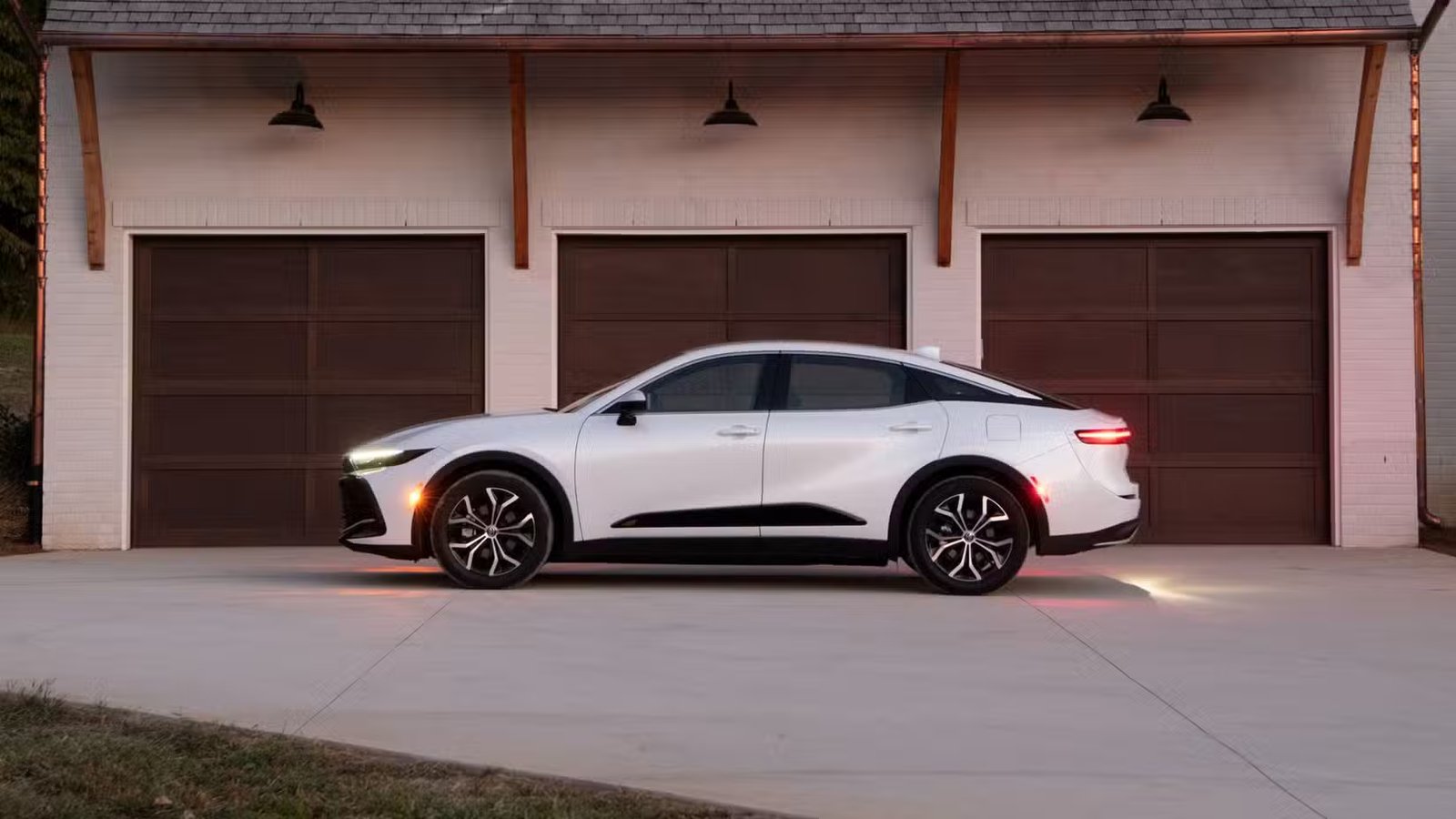 Photo de profil latérale statique d'une Toyota Crown XLE 2026 blanche.