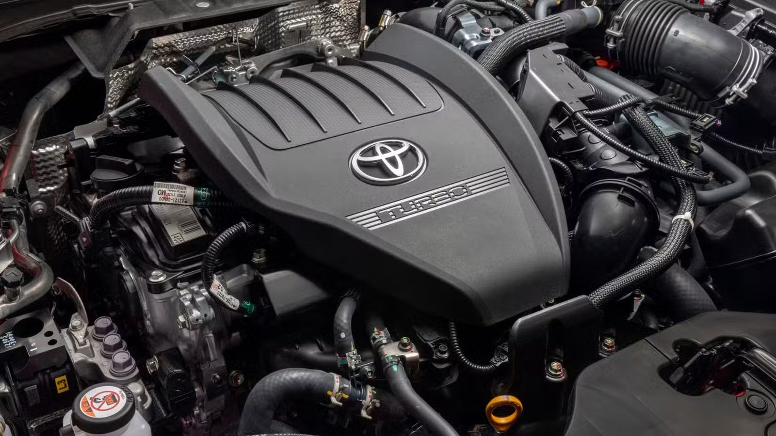 Gros plan du moteur de 2,4 litres sous le capot d’une Toyota Crown Platinum 2026.