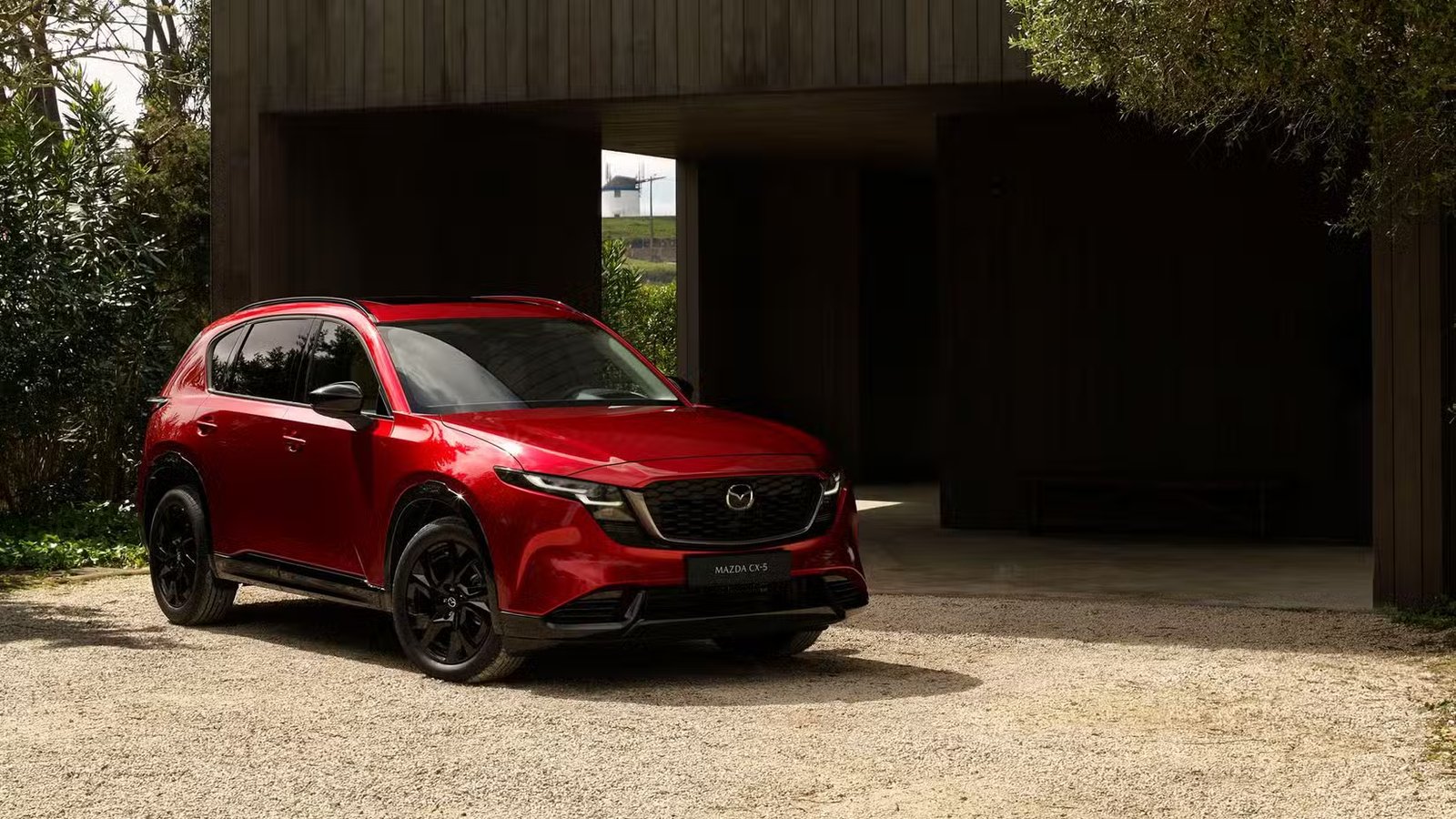 Plan statique 3/4 avant d'une Mazda CX-5 2026 rouge.