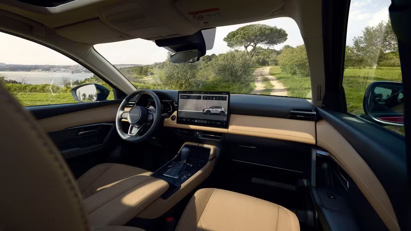 Prise de vue à l'intérieur de l'habitacle d'une Mazda CX-5 2026, montrant les sièges avant et le tableau de bord.