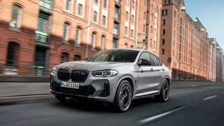 Plan 3/4 avant d'un BMW X4 2022