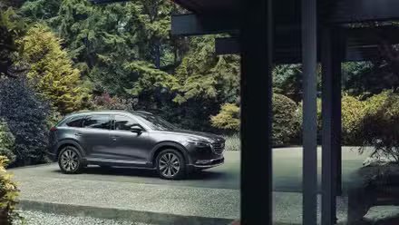 Plan 3/4 avant d'un Mazda CX-9 2021