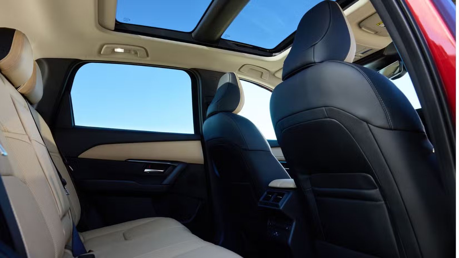 Plan des sièges arrière et du toit ouvrant panoramique à l'intérieur de l'habitacle d'un Mazda CX-5 2026.