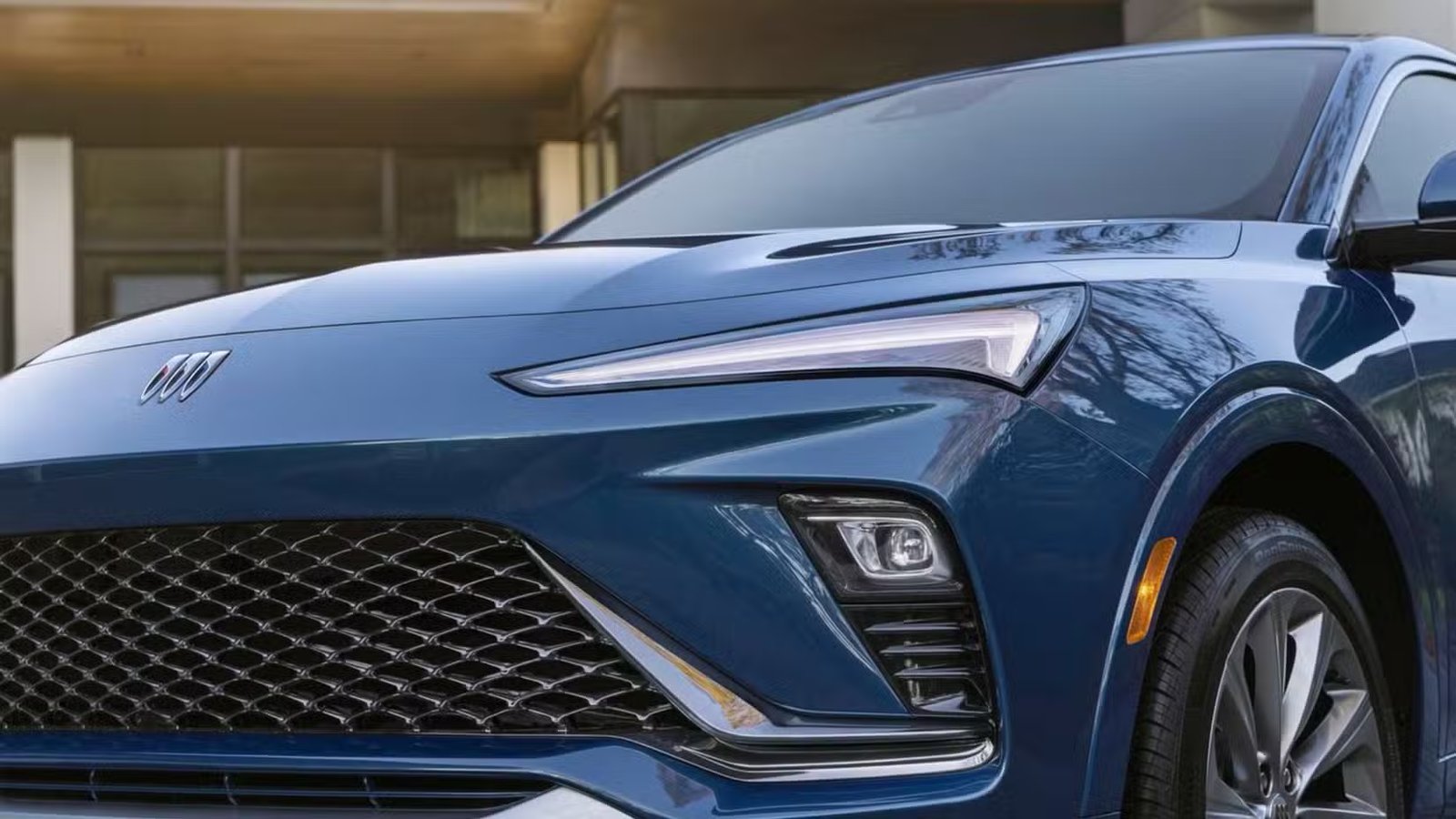 Gros plan de l’avant d’une Buick Envista 2024 bleu foncé.