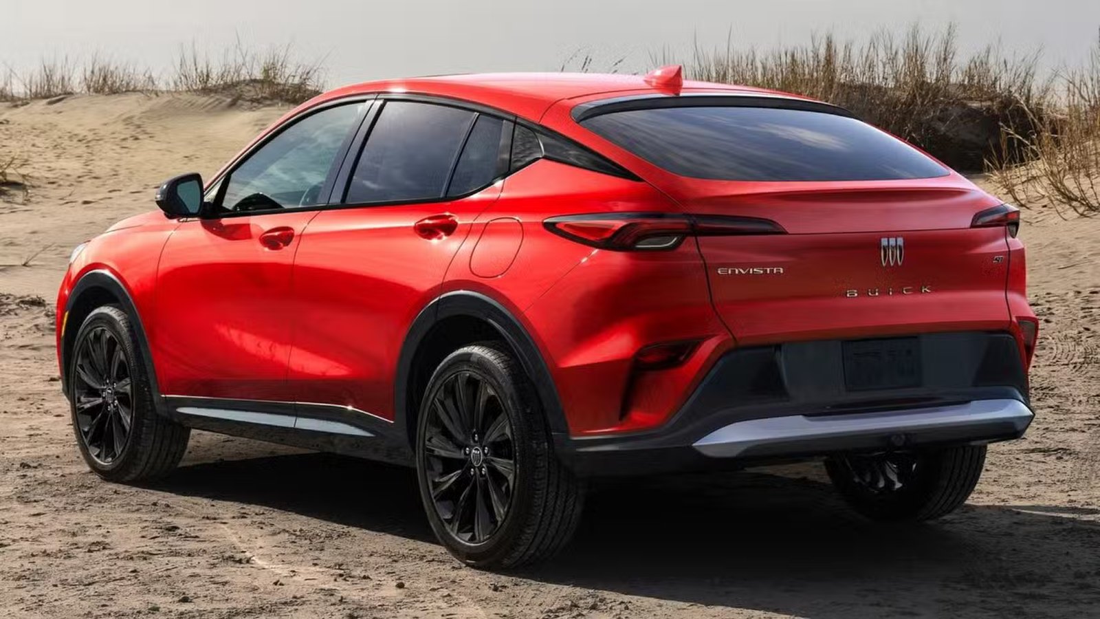 Plan statique 3/4 arrière d'une Buick Envista 2024 rouge.