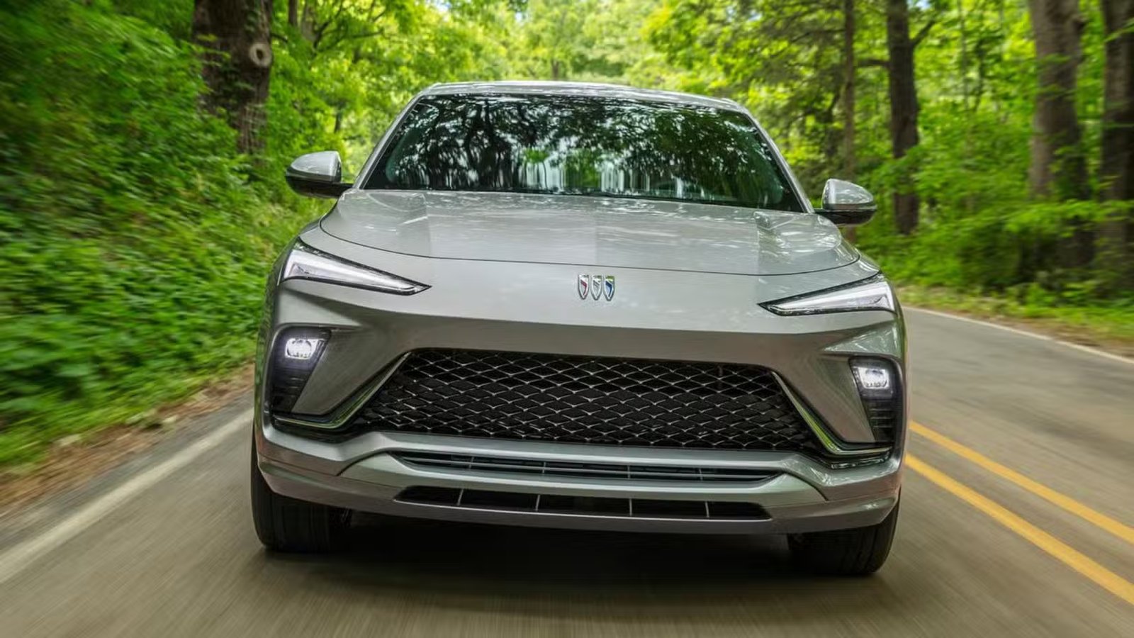 Photo frontale dynamique d'une Buick Envista 2024 grise.