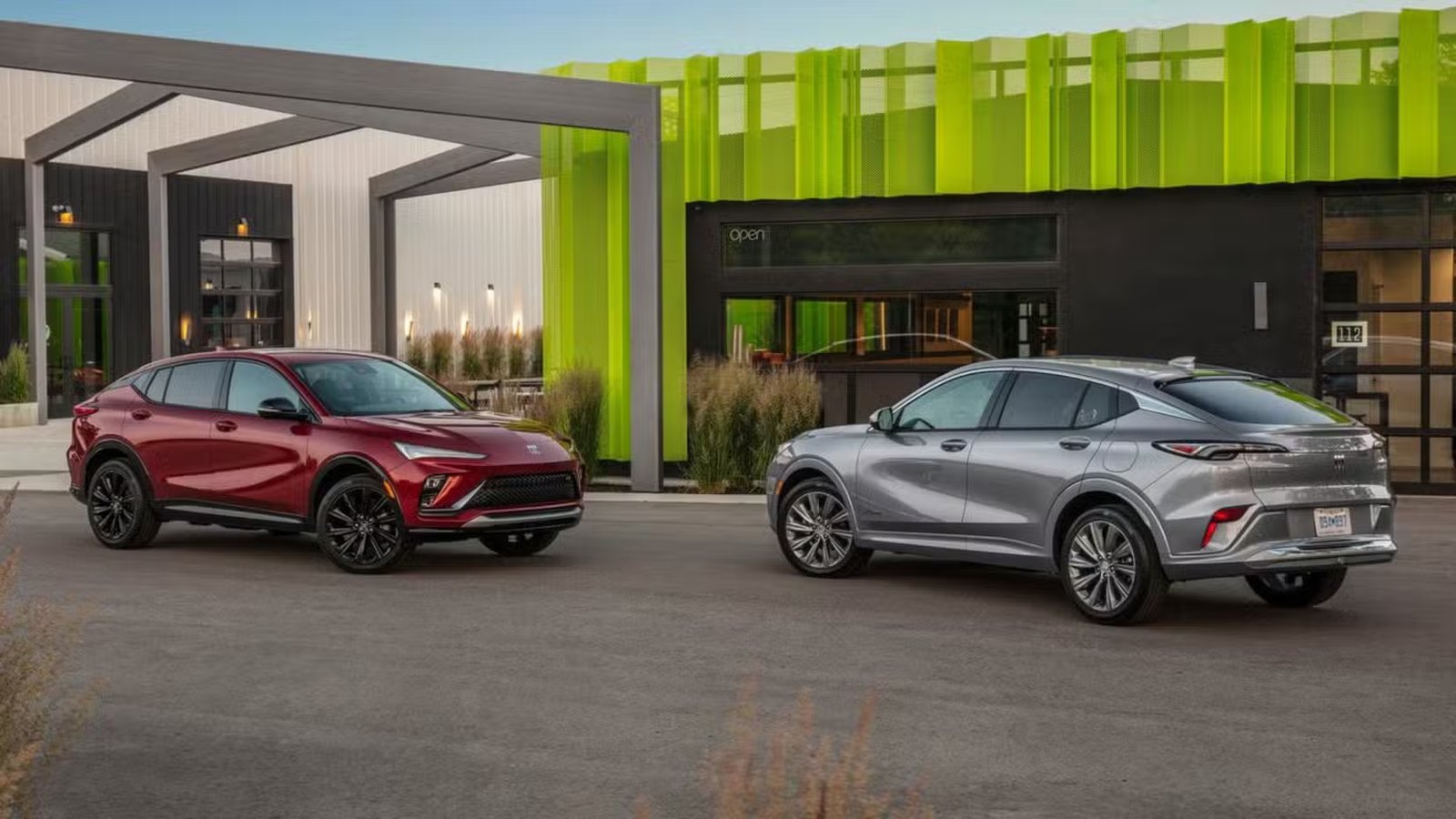 Plan d'une Buick Envista 2024 rouge et grise garée nez à nez.