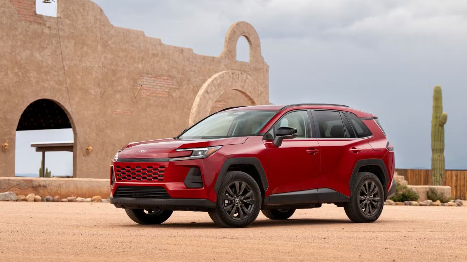 Plan statique 3/4 avant d'un Toyota RAV4 HEV XLE Premium 2026 rouge.