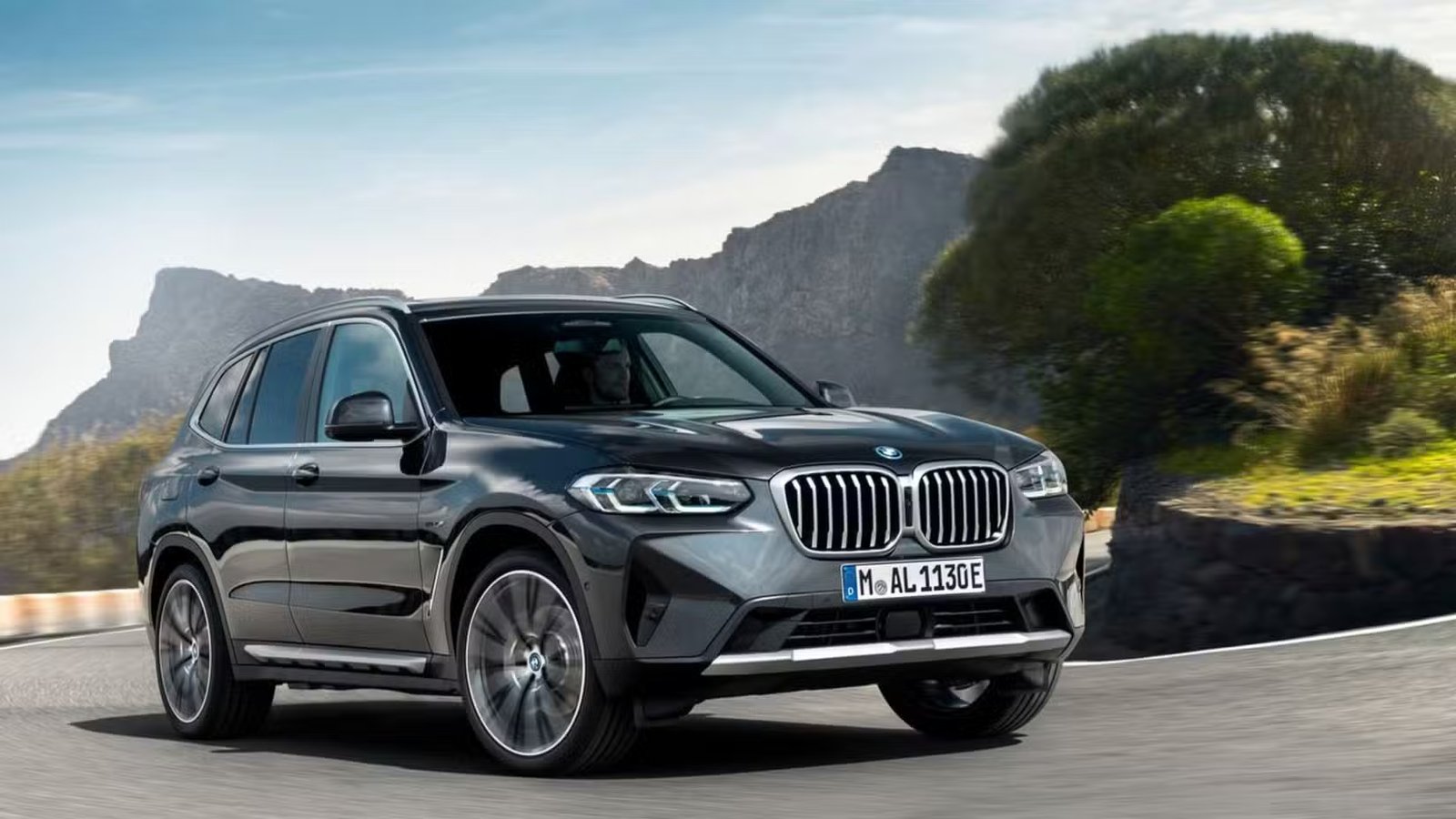 Plan dynamique 3/4 avant d'un BMW X3 2022.