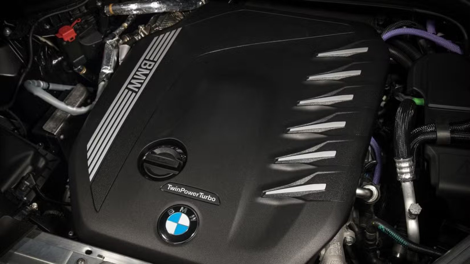 Plan du moteur sous le capot d'un BMW X3 2022.