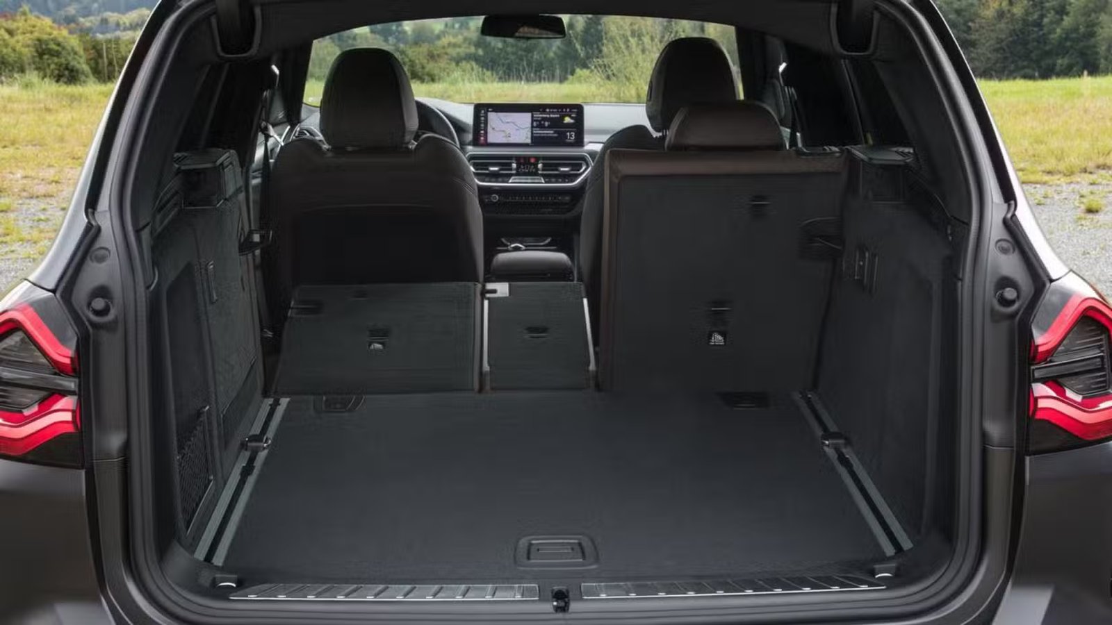 Prise de vue à l'intérieur du coffre d'un BMW X3 2022 avec les sièges arrière rabattus.