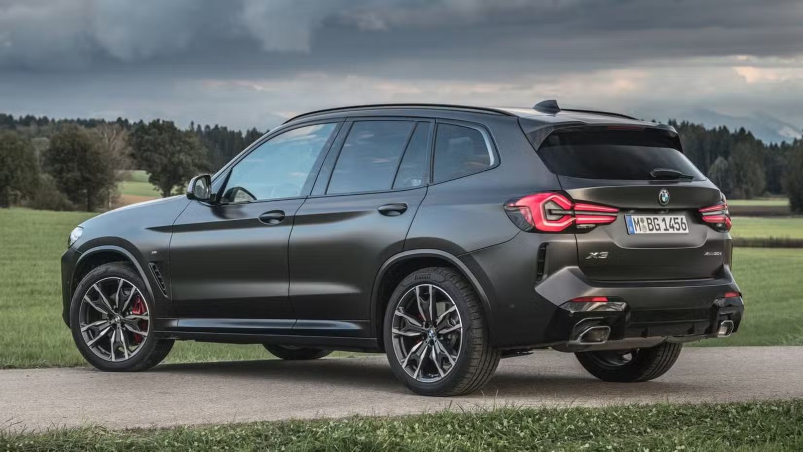 Plan 3/4 arrière statique d'un BMW X3 2022.