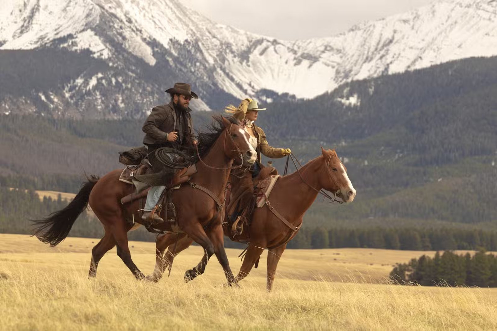 Cole Hauser dans le rôle de Rip Wheeler et Kelly Reilly dans le rôle de Beth Dutton, tous deux à cheval à Dutton Ranch.