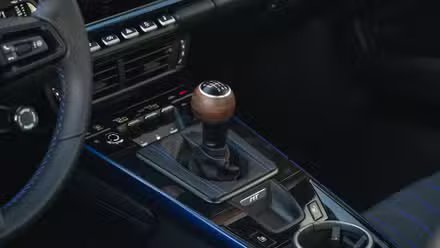 Prise de vue du levier de vitesses manuel dans une Porsche 911 Carrera T 2025