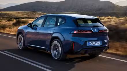 Plan d'action 3/4 arrière d'une BMW iX3 2027