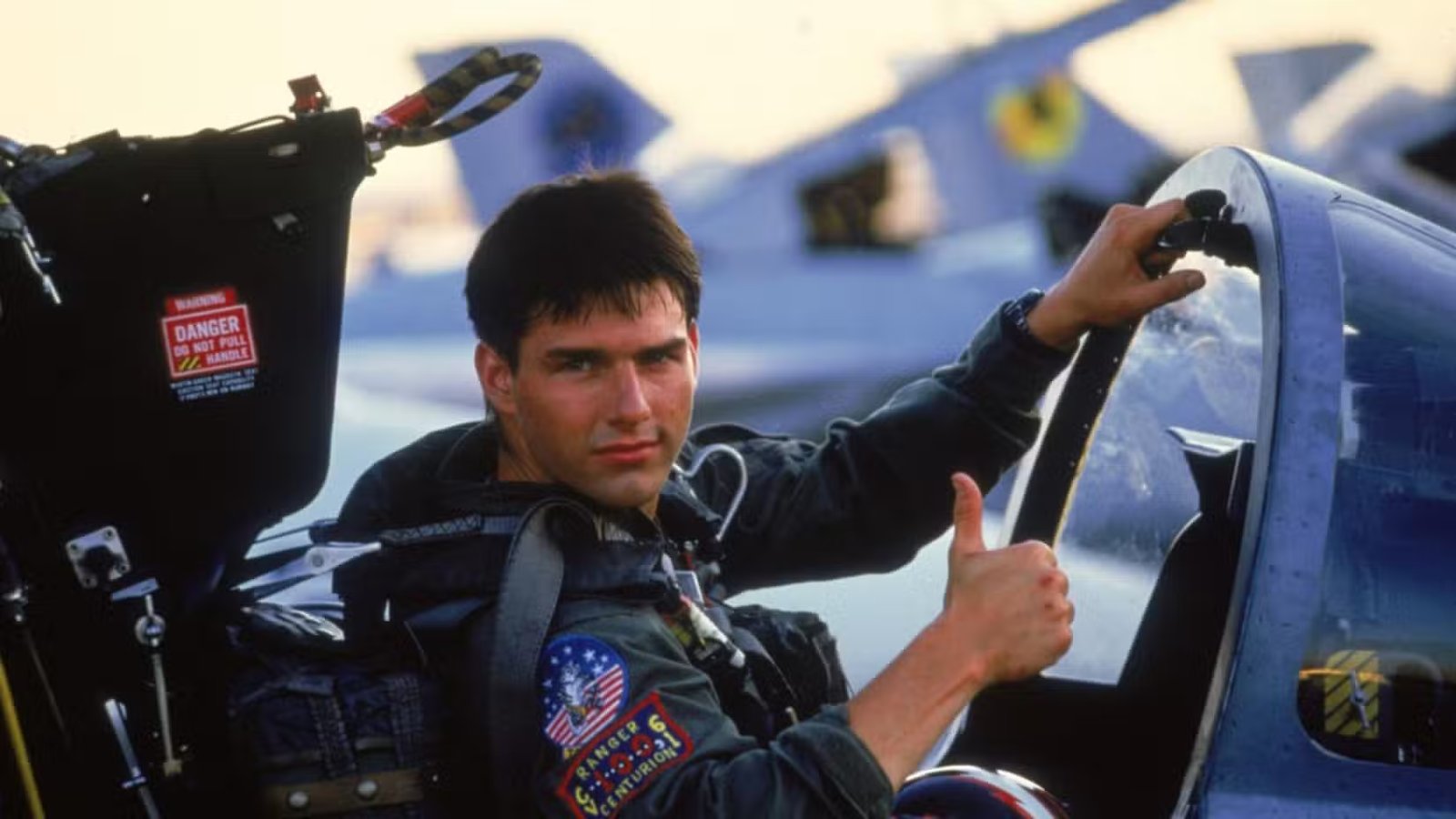 Tom Cruise lève le pouce.