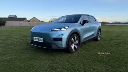 Plan statique 3/4 avant d'un Changan Deepal S05 2026 bleu.