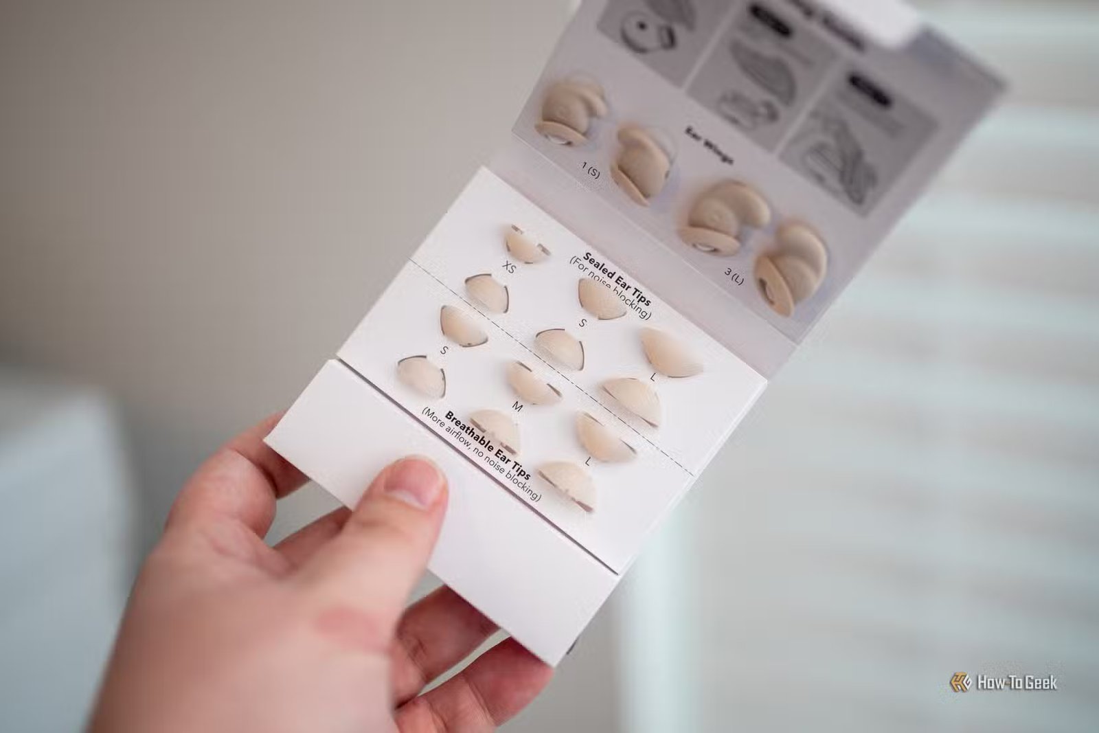 Personne tenant les embouts supplémentaires des écouteurs Bluetooth Soundcore Sleep A20