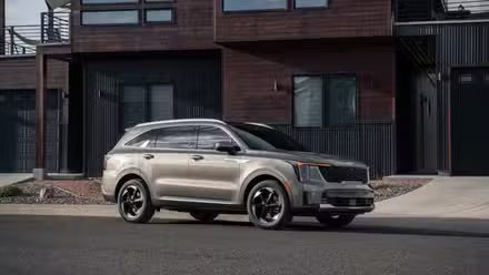 Plan statique 3/4 avant d'un Kia Sorento PHEV 2026.