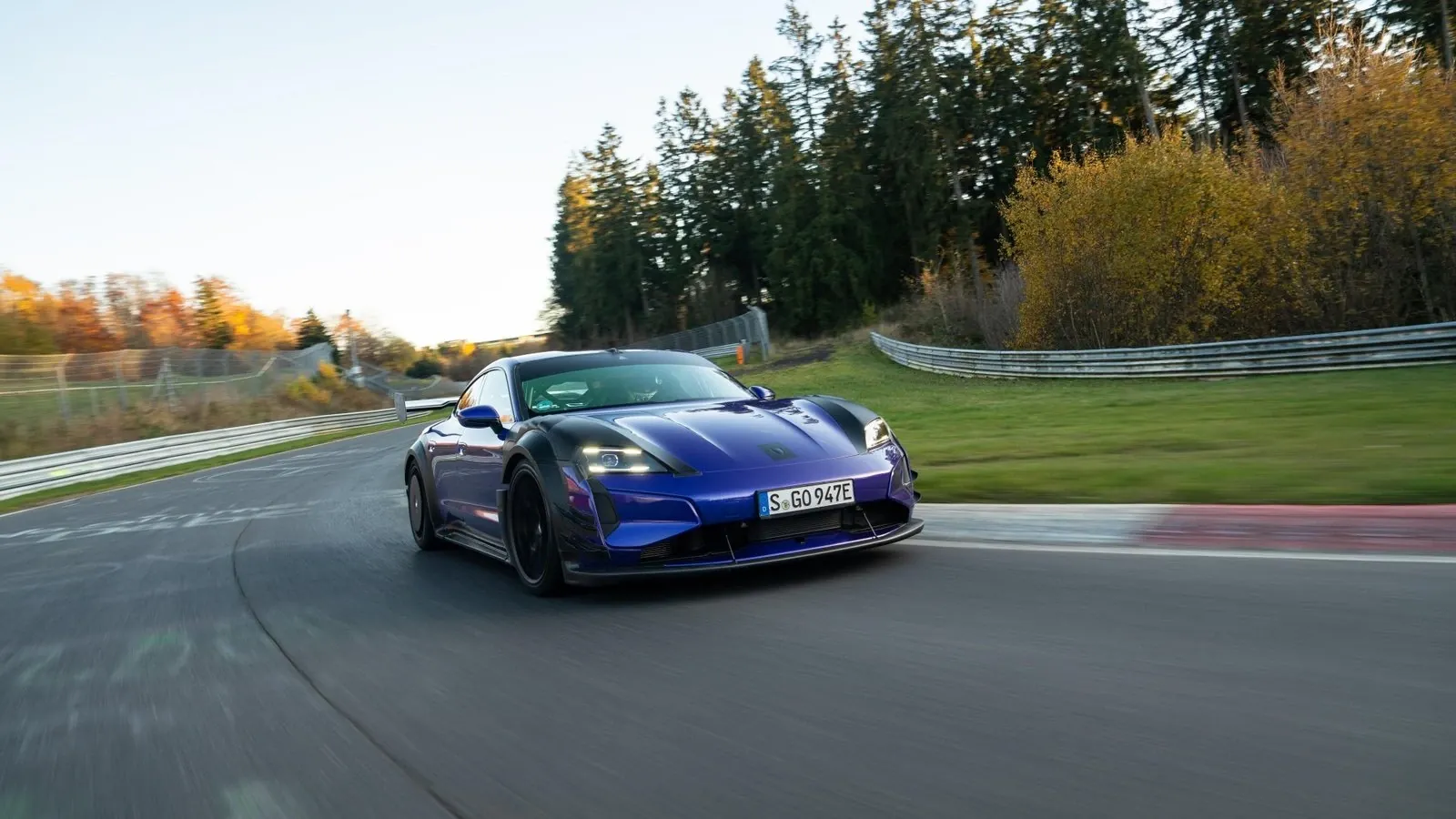 Vue arrière du Taycan Turbo GT montrant la nouvelle aile aérodynamique et le nouveau diffuseur
