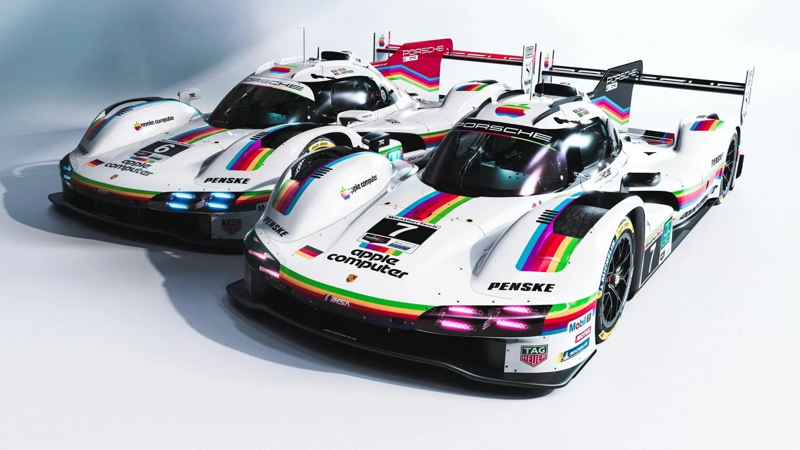 Couleurs arc-en-ciel Apple rétro sur le côté d'une voiture de course Porsche 963 IMSA