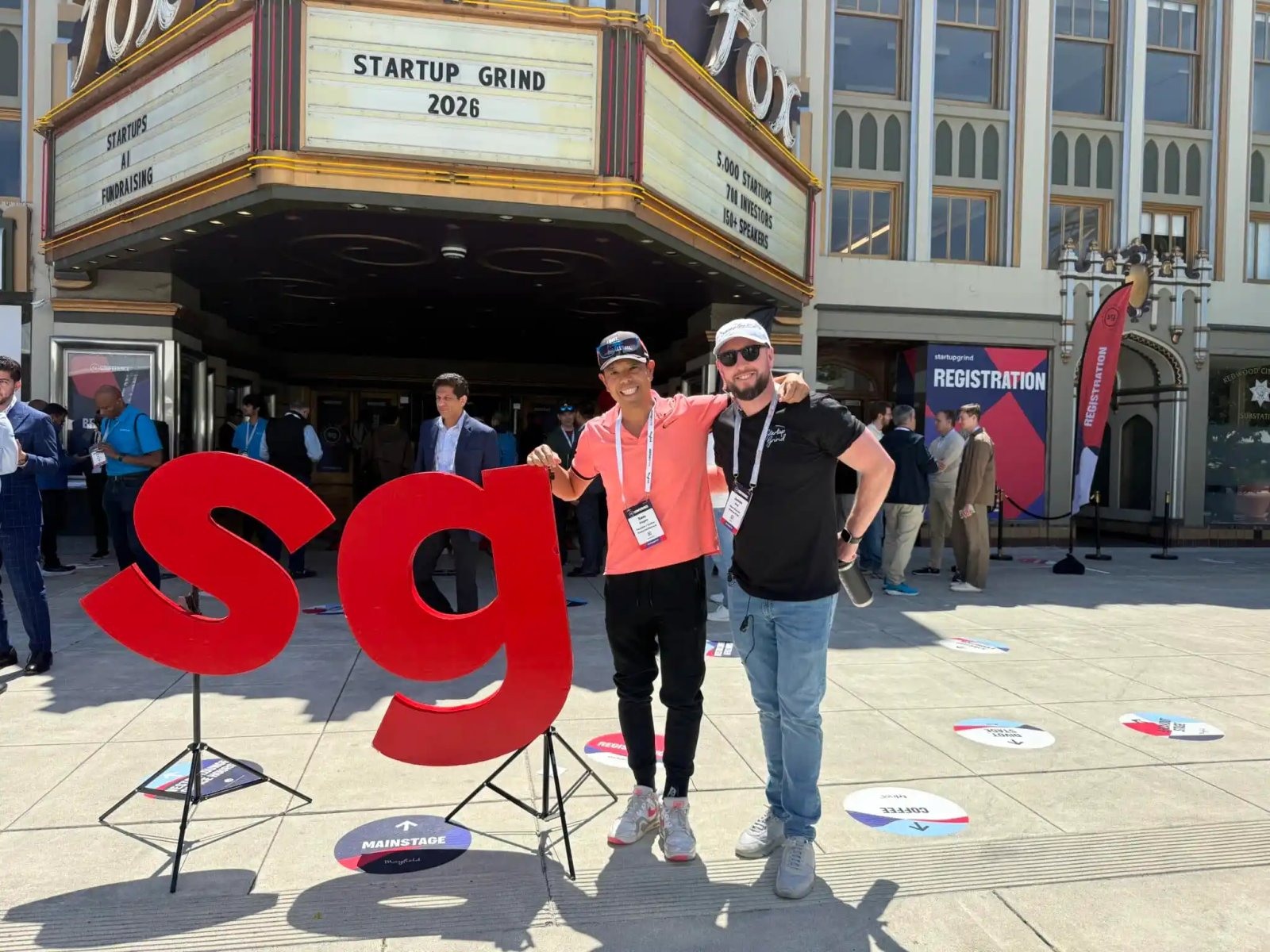 Sam Dogen et l'organisateur de la conférence Startup Grind, James Gee, à Redwood City, Californie Fox Theatre 2026 - AI maximaliste