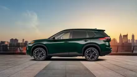 Photo de profil latéral d’un Nissan Rogue 2026 vert.