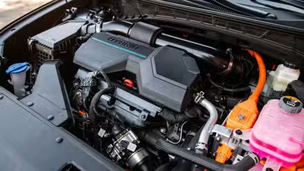 Plan du moteur sous le capot d'un Hyundai Tucson hybride 2026.